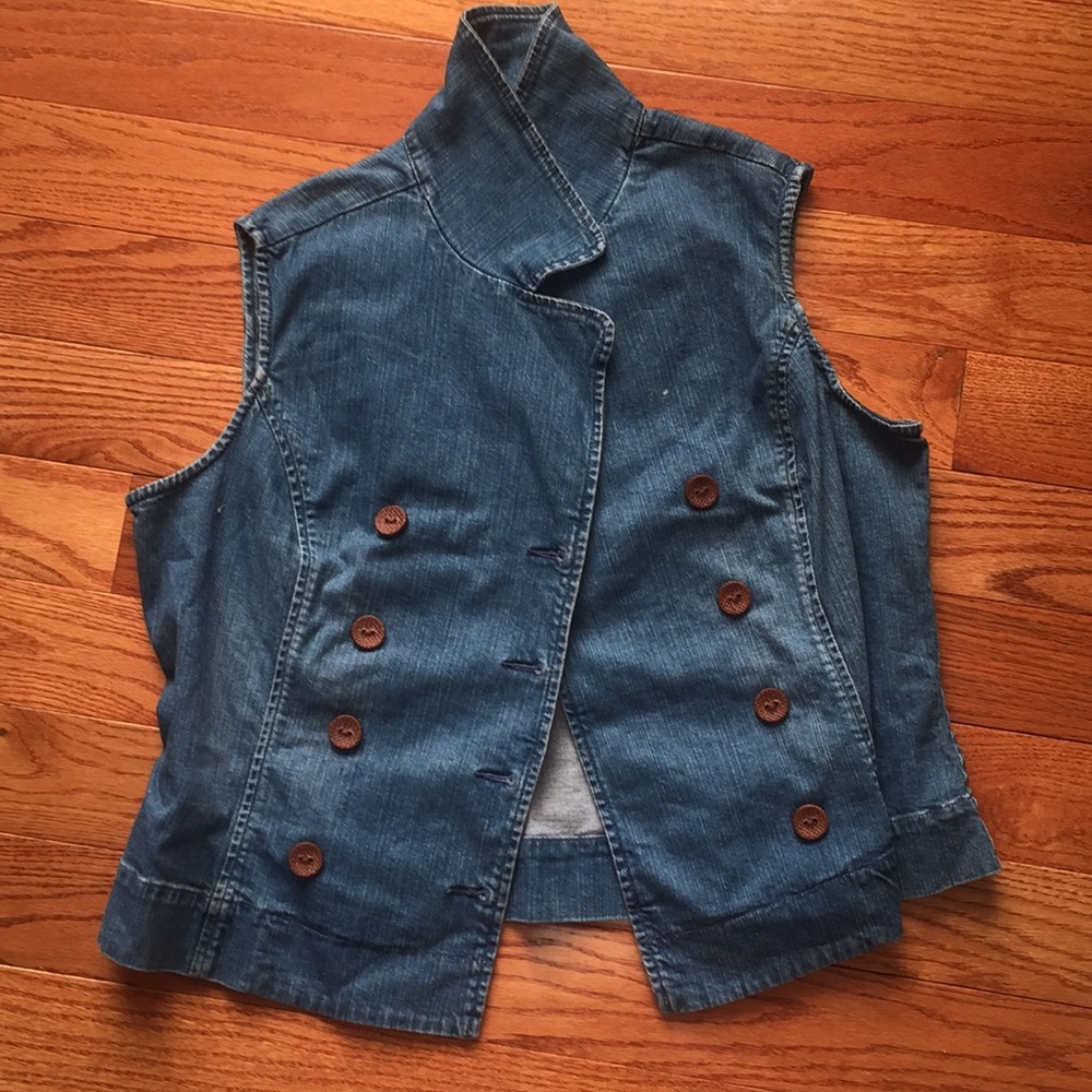 Sleeveless denim jacket